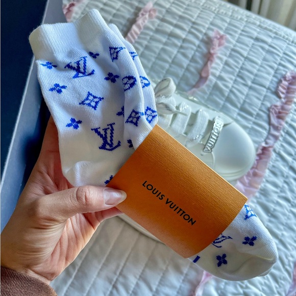 LOUIS VUITTON 
Monogram PVC Time Out Sneakers 8.5 Silver - Picture 5 of 9